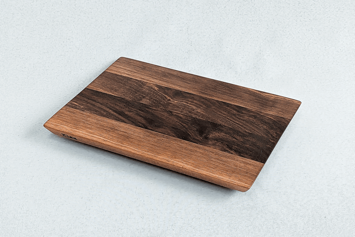 Planche à découper KLAZ en noyer massif artisanal made in France