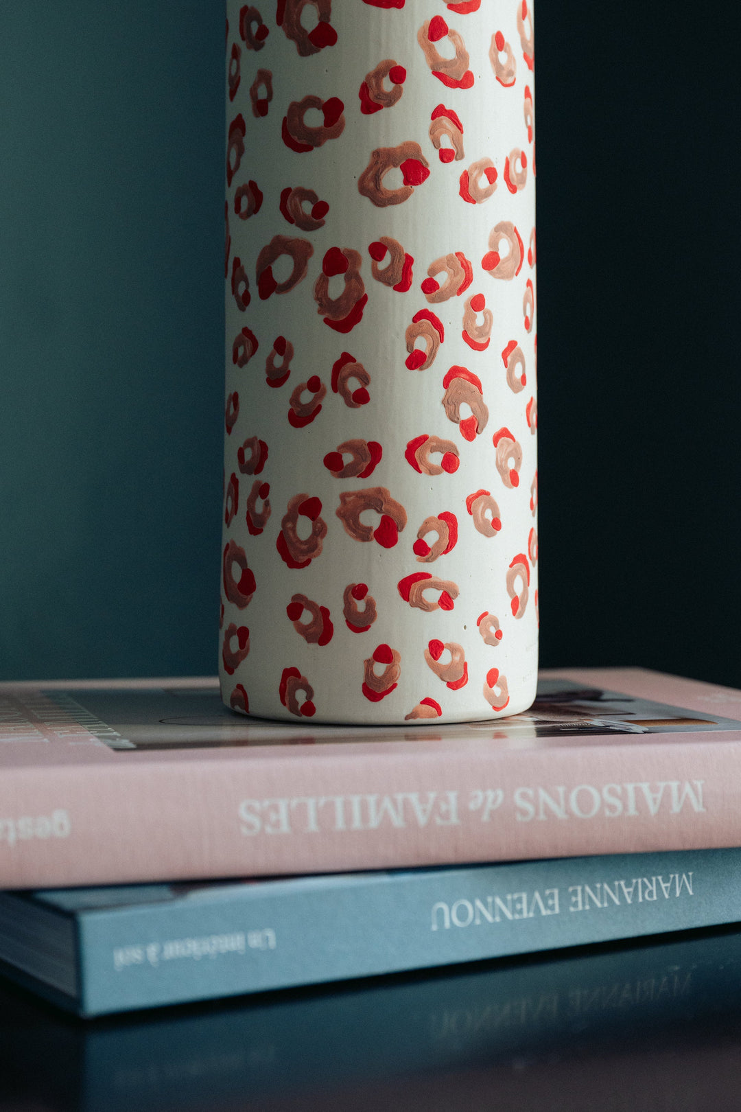 Tall vase with red and pink leopard pattern - ALMA