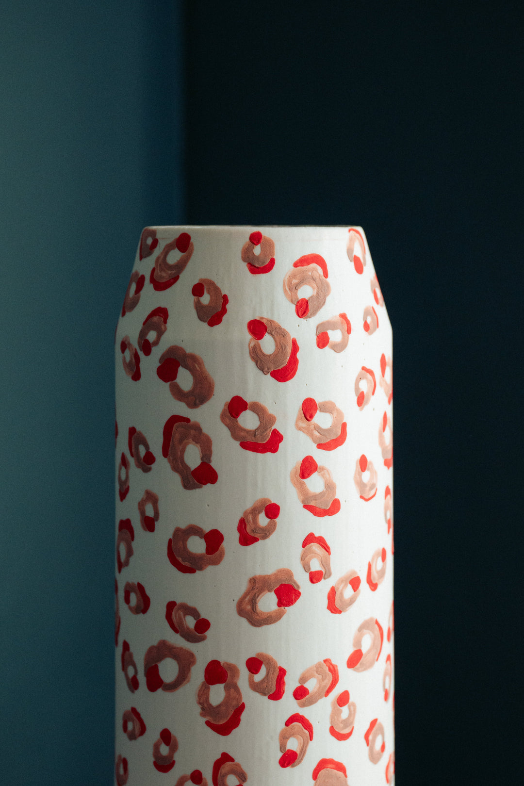 Tall vase with red and pink leopard pattern - ALMA
