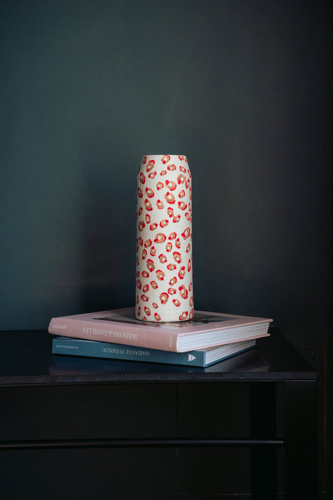 Tall vase with red and pink leopard pattern - ALMA