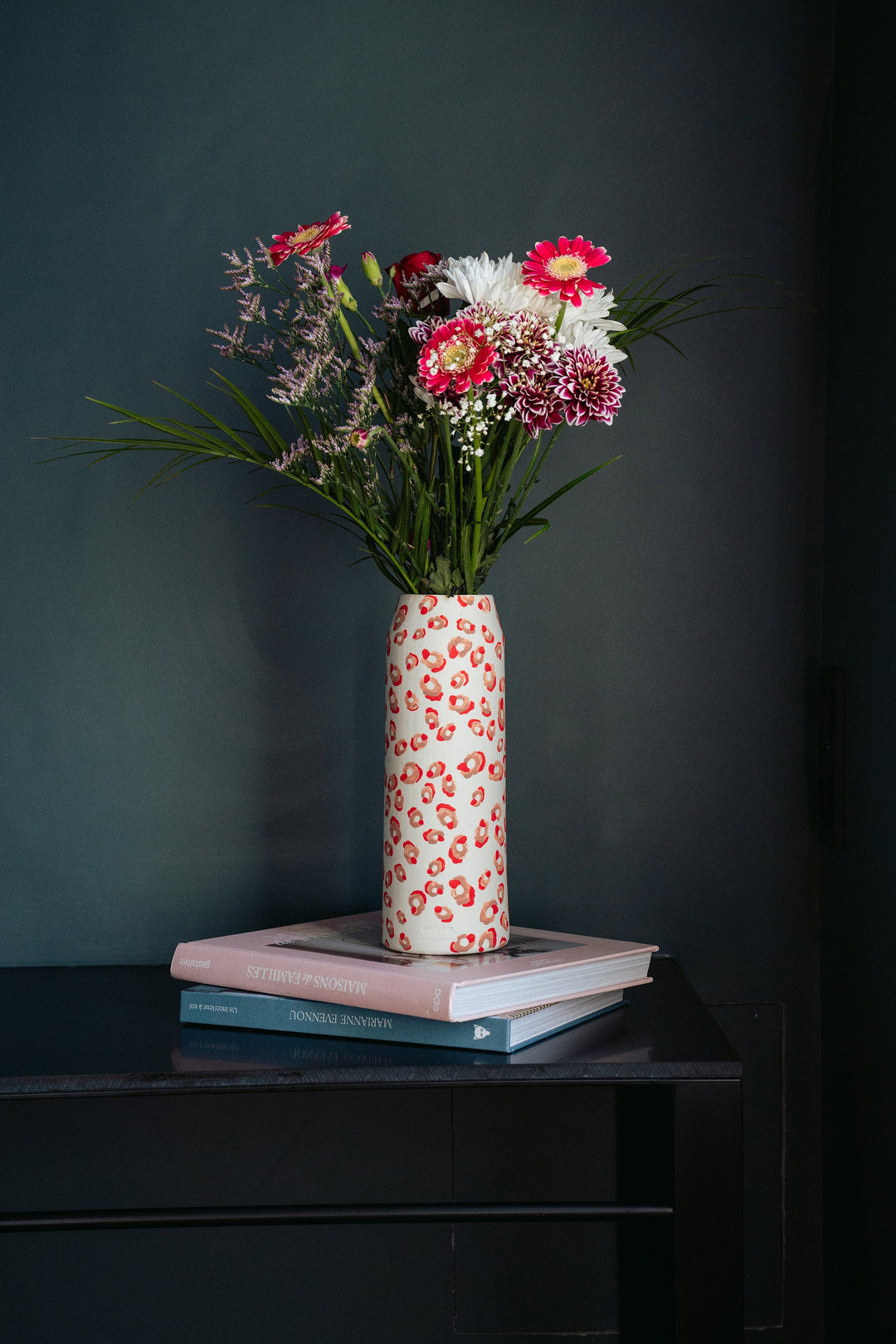 Tall vase with red and pink leopard pattern - ALMA