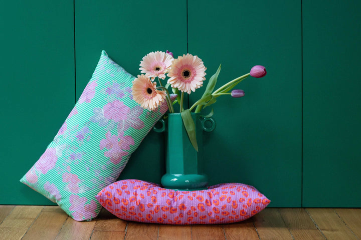 Coussin motifs fleurs moldaves vert et rose - GISÈLE