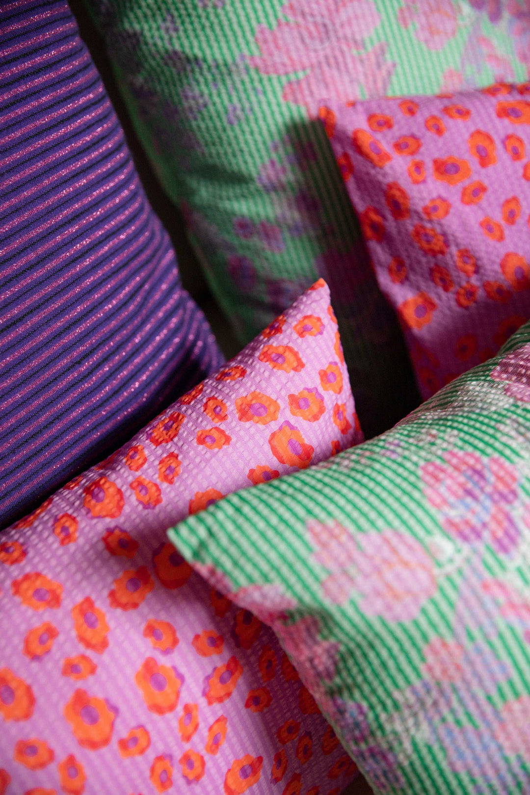 Coussin motifs fleurs moldaves vert et rose - GISÈLE