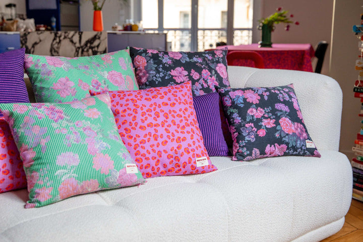 Coussin motifs fleurs moldaves vert et rose - GISÈLE