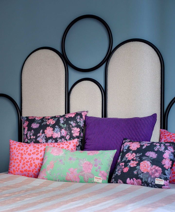 Coussin violet et lignes irisées rose - GASTON Coussin Maryne Guyot créations