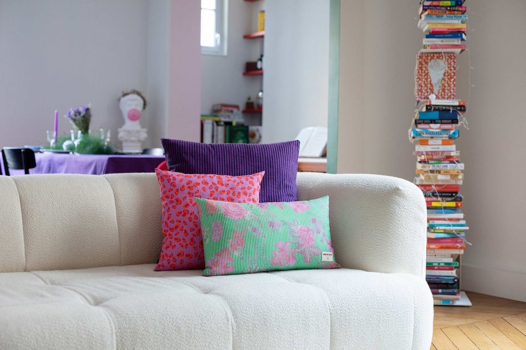 Coussin motifs fleurs moldaves vert et rose - GISÈLE