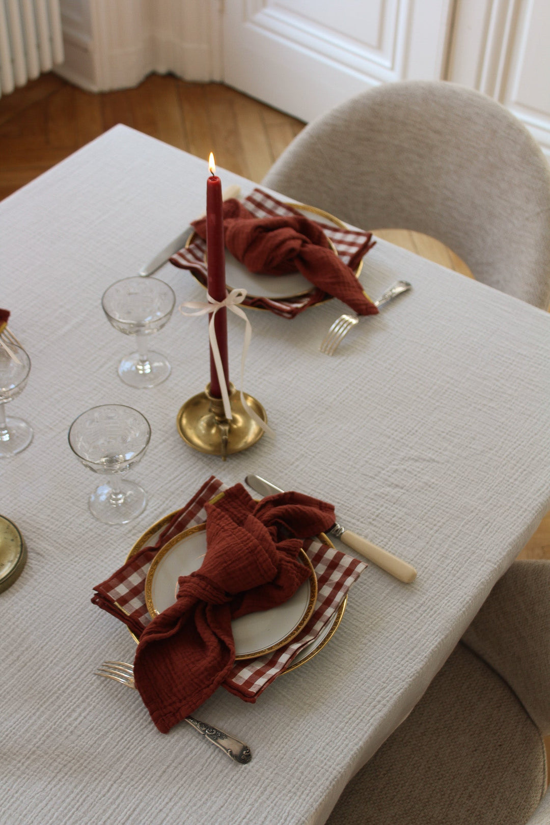 Nappe-blanche-en-double-gaze-de-coton-serviettes-de-table-rouges-les-pensionnaires-076