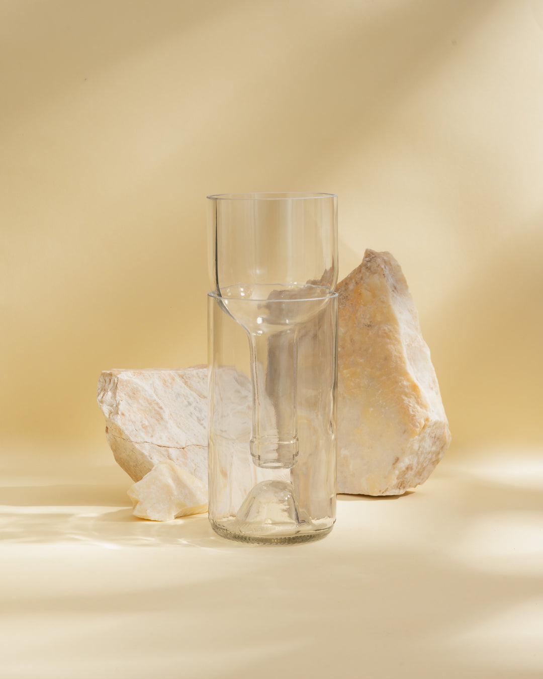 Composition florale durable cactus et bouteille de vin recyclée