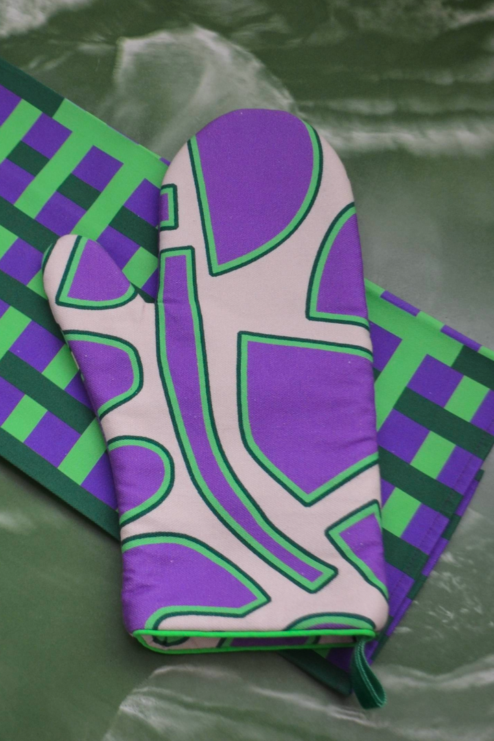 Purple and green spiral pattern kitchen glove