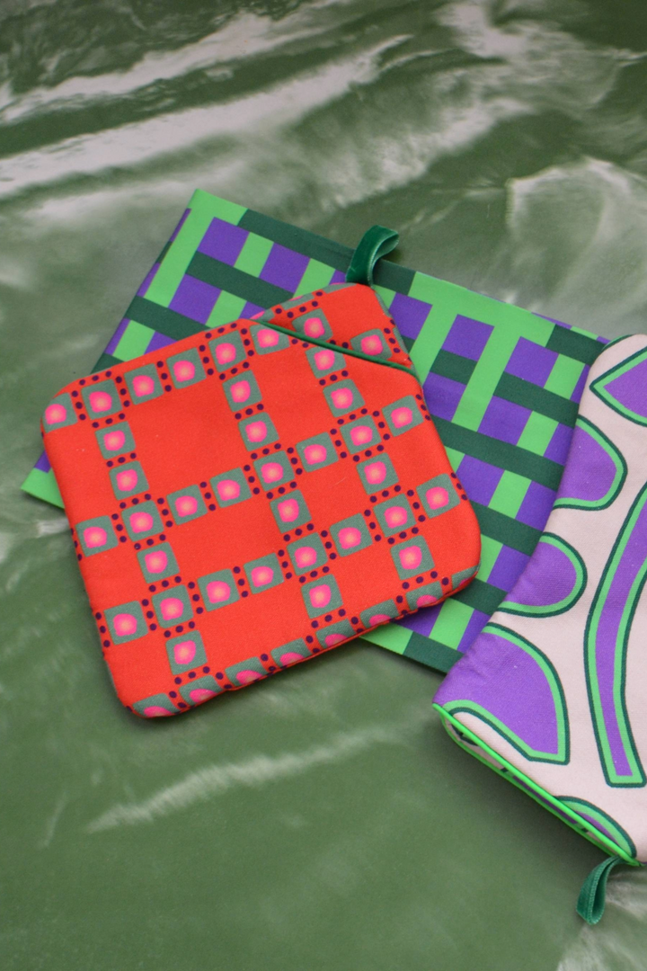Vintage gingham oven mitt