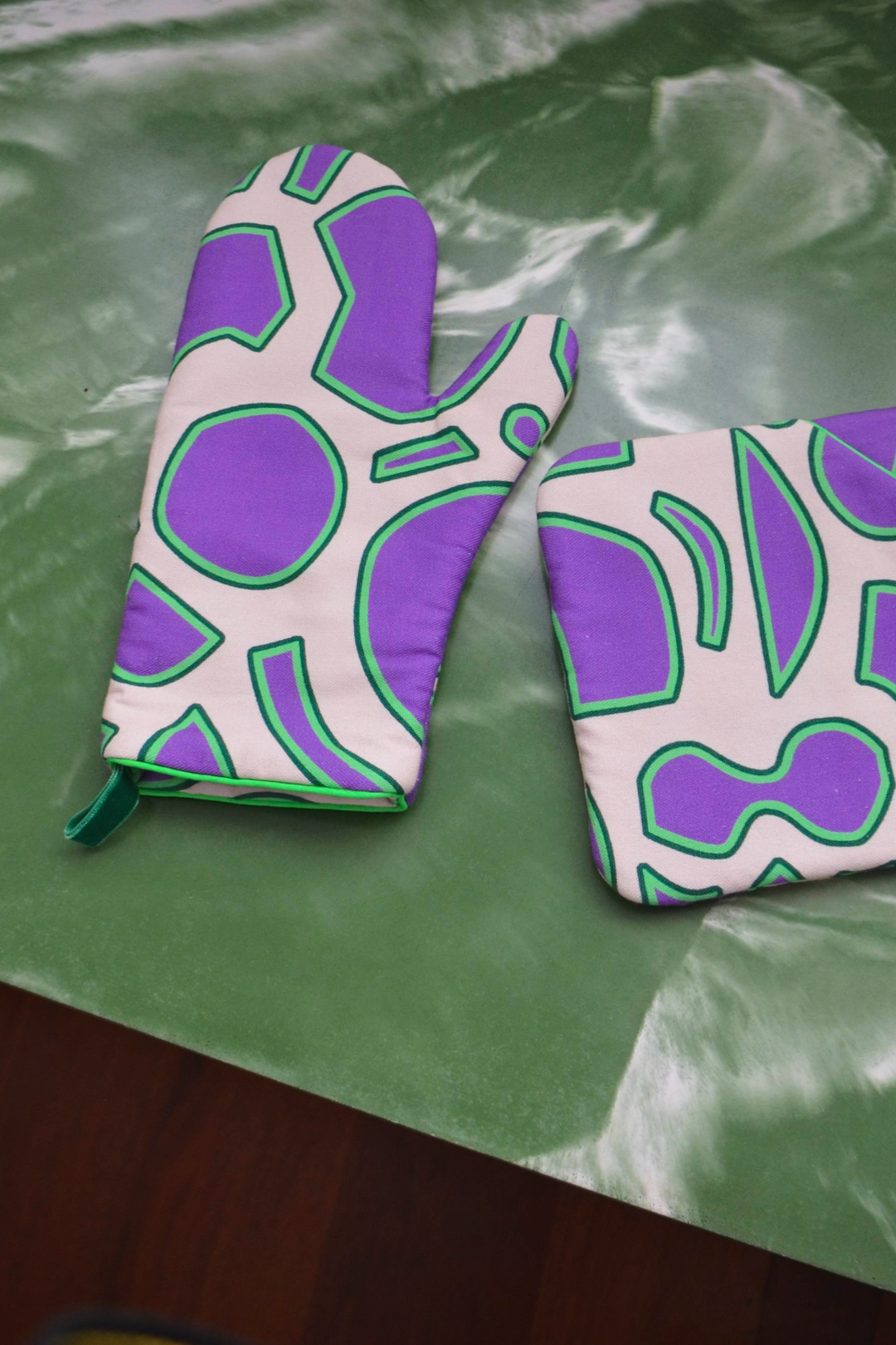Purple and green spiral pattern kitchen glove