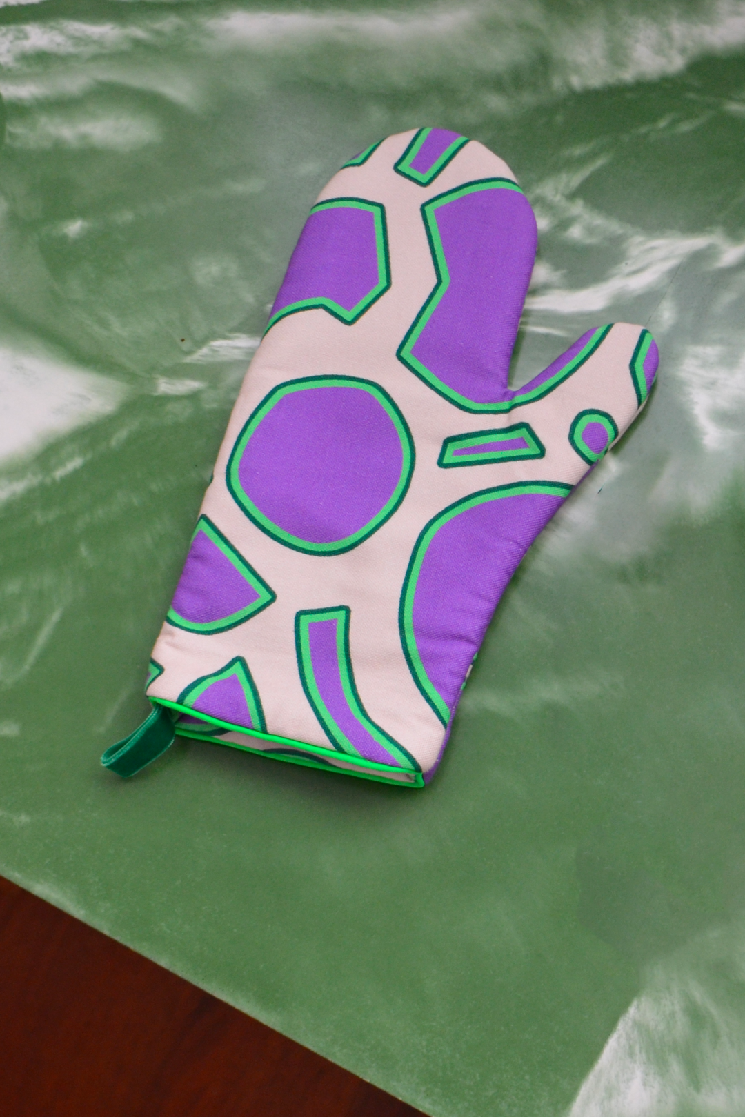 Purple and green spiral pattern kitchen glove