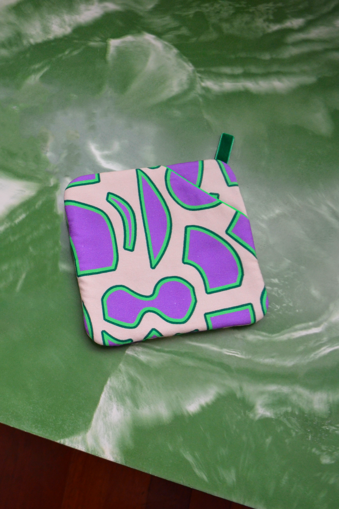 Purple and green spiral pattern kitchen glove