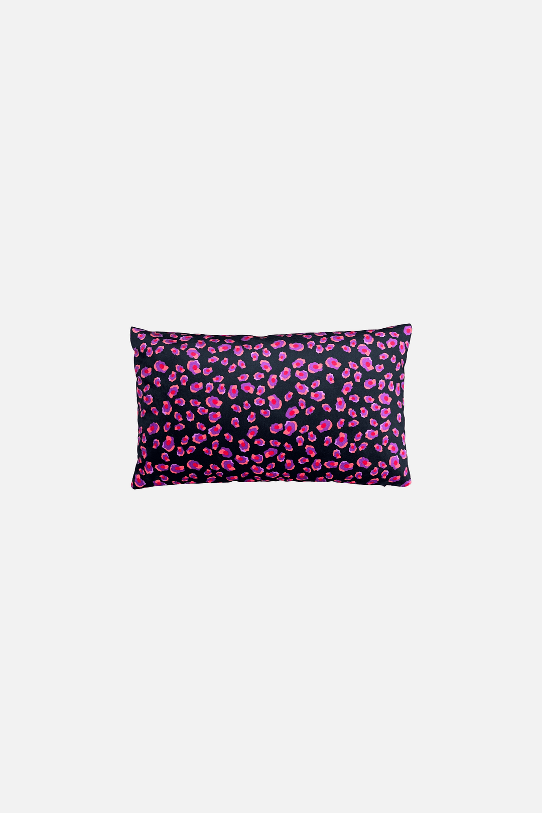 Victor - Coussin motif iconique léopard noir, violet et orange en suédine de velours