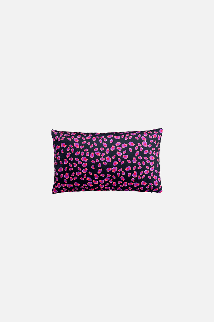 Victor - Coussin motif iconique léopard noir, violet et orange en suédine de velours