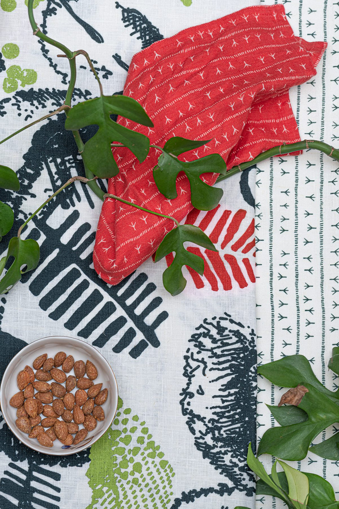 Serviette de table lin (par 2) 45x45 - Motif ARRASTA PÉ couleur rouge TERRA Serviettes de table Sabia Brasilian Design