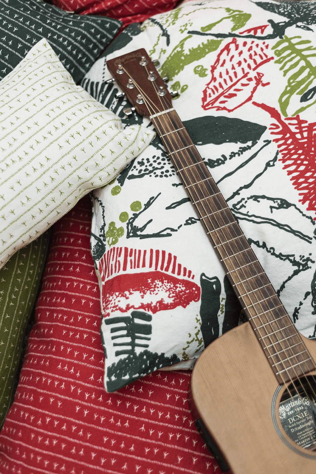 Housse de coussin lin 30x50 - Motif ARRASTA PÉ couleur VERT Housses de coussins Sabia Brasilian Design