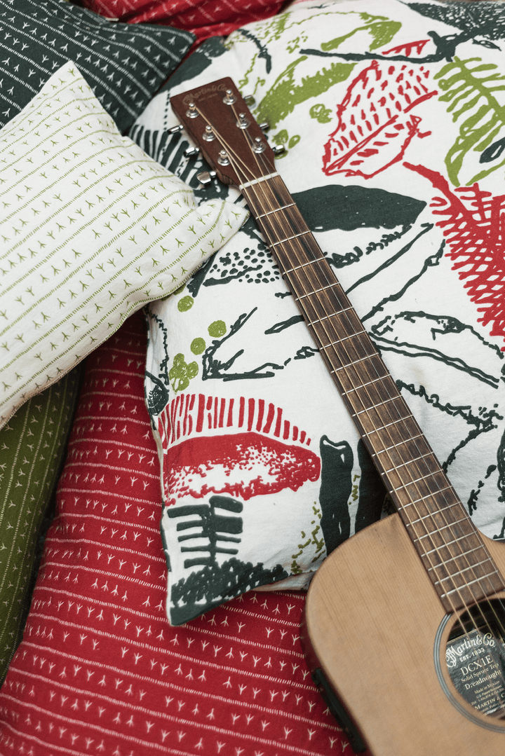 Housse de coussin lin 30x50 - Motif ARRASTA PÉ couleur VERT Housses de coussins Sabia Brasilian Design