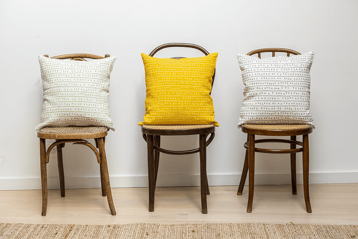 Linen cushion cover 45x45 - ARRASTA PÉ pattern in GREEN color