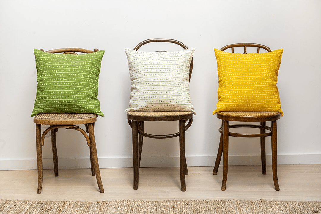 Linen cushion cover 45x45 - ARRASTA PÉ pattern in GREEN color