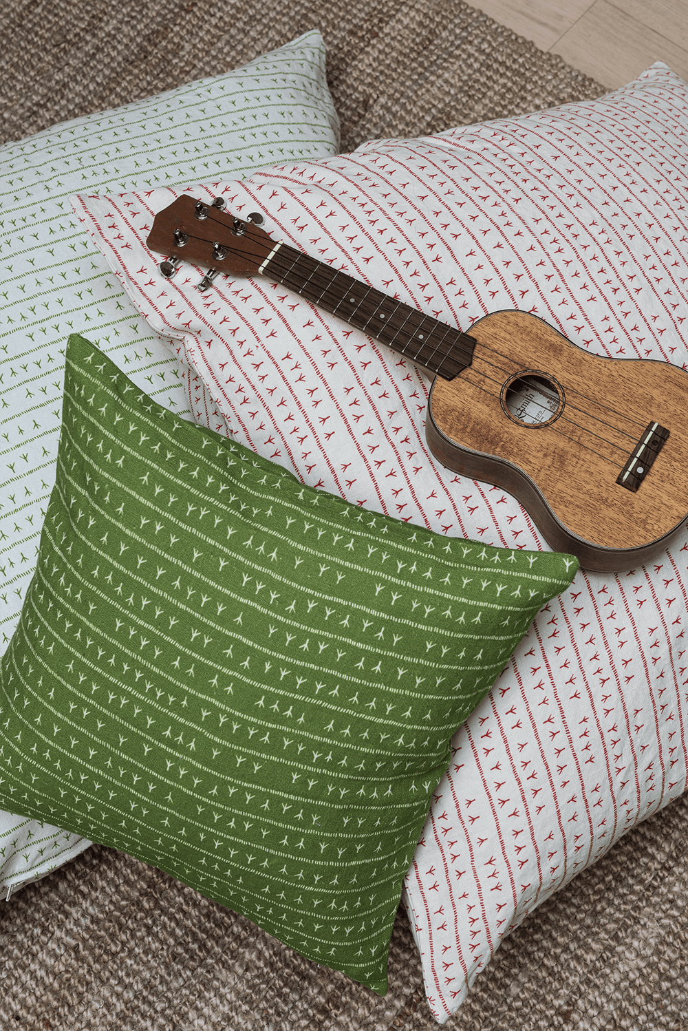 Housse de coussin lin 45x45 - Motif ARRASTA PÉ couleur vert ABACATE Housses de coussins Sabia Brasilian Design