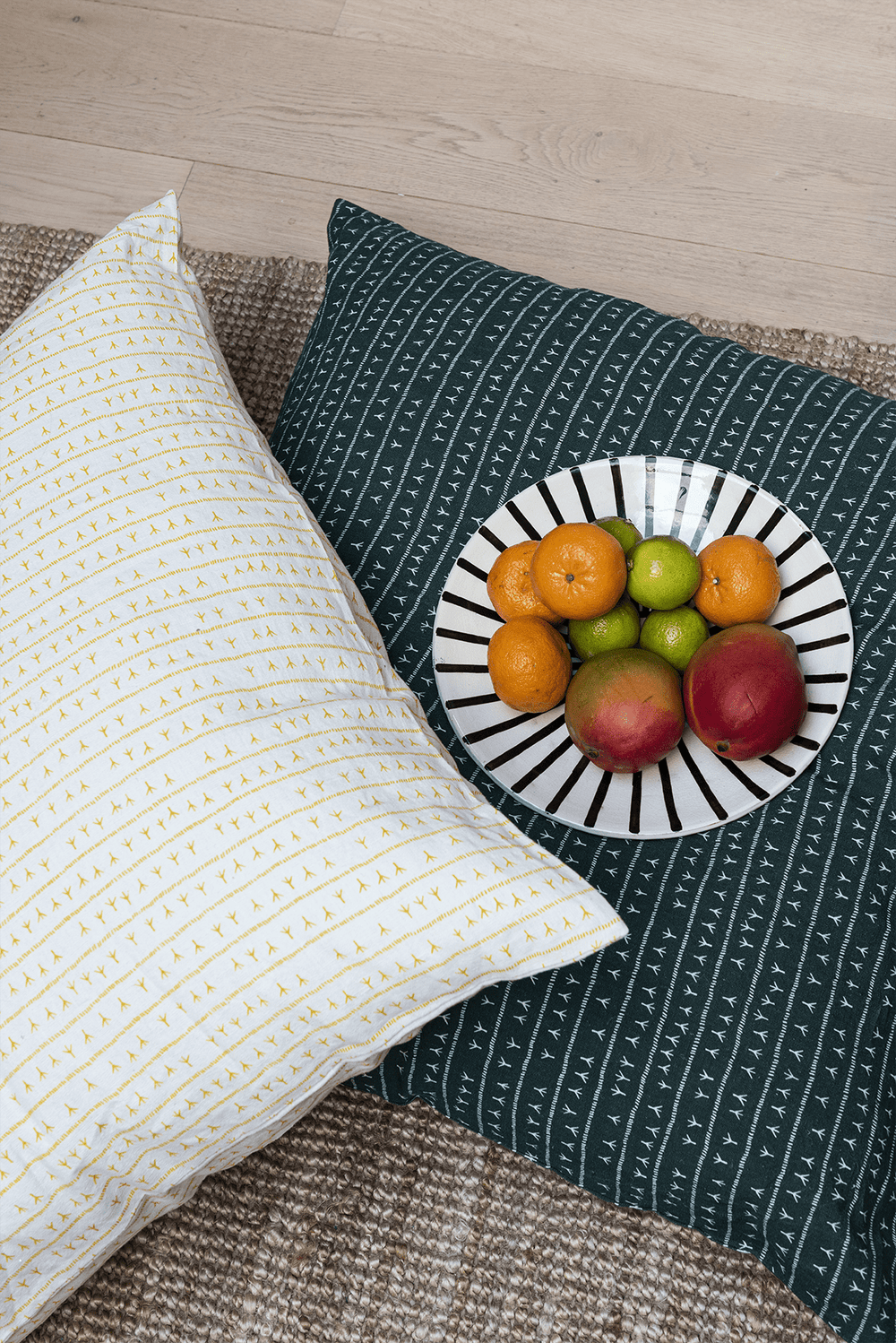 Housse de coussin lin 80x80 - Motif ARRASTA PÉ couleur JAUNE Housses de coussins Sabia Brasilian Design