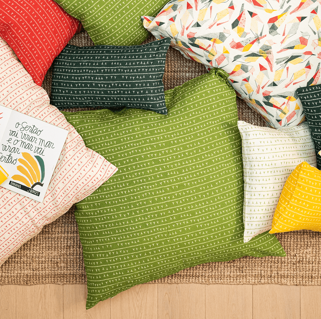 Housse de coussin lin 80x80 - Motif ARRASTA PÉ couleur vert ABACATE Housses de coussins Sabia Brasilian Design