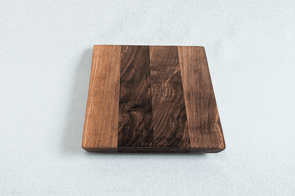 Planche à découper KLAZ en noyer massif artisanal made in France