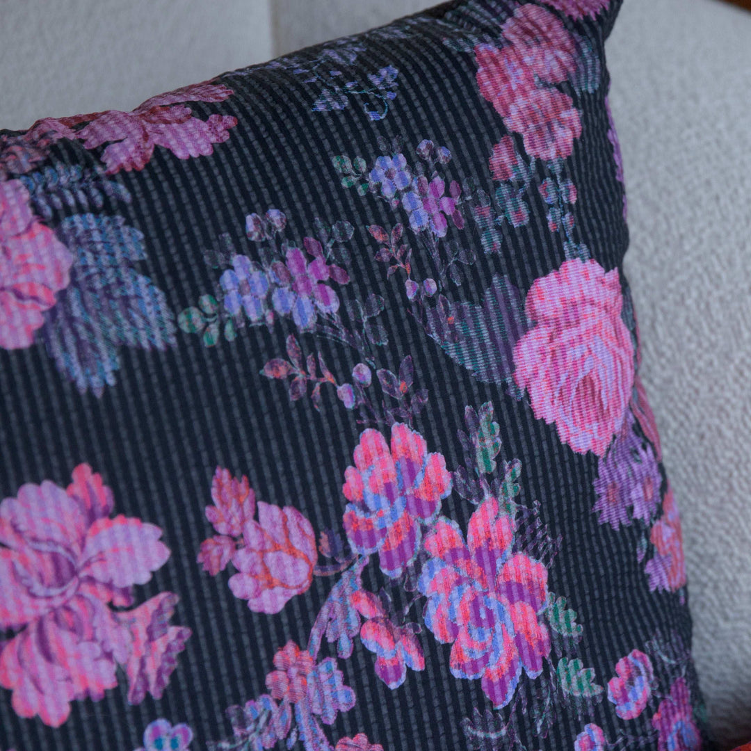 Coussin noir aux fleurs rose - ALMA Coussin Maryne Guyot créations