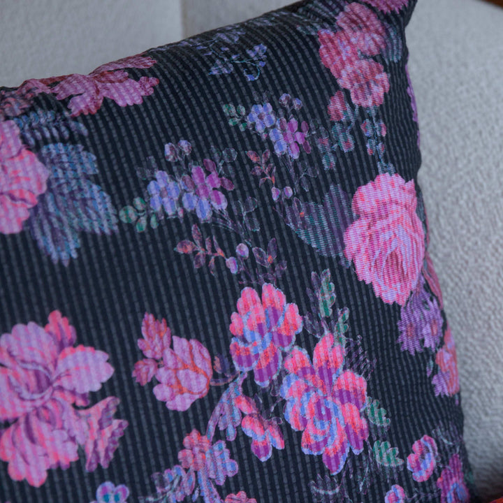 Coussin noir aux fleurs rose - ALMA Coussin Maryne Guyot créations