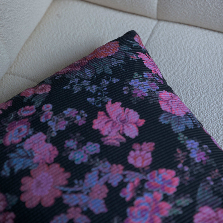 Coussin noir aux fleurs rose - ALMA Coussin Maryne Guyot créations
