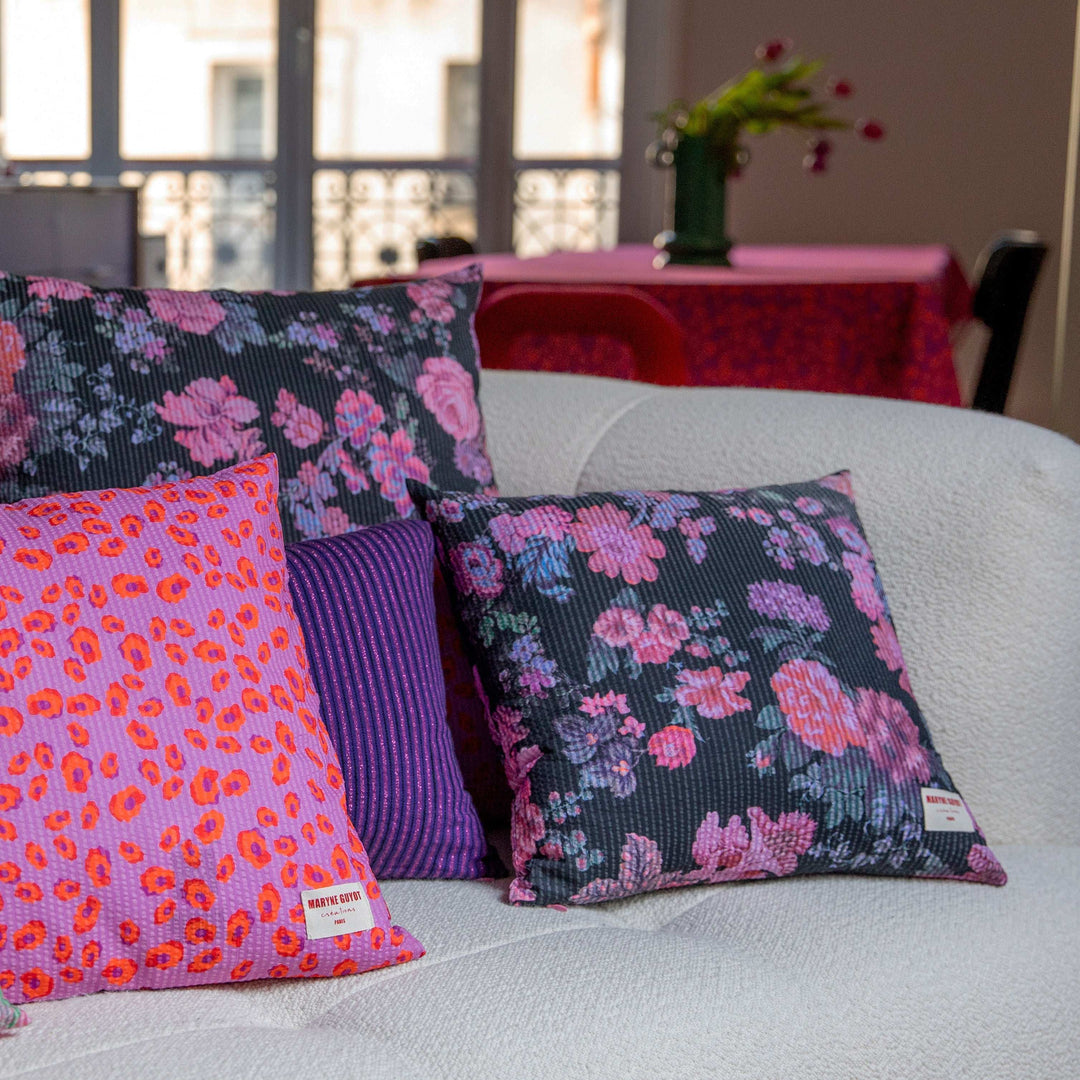 Coussin noir aux fleurs rose - ALMA Coussin Maryne Guyot créations