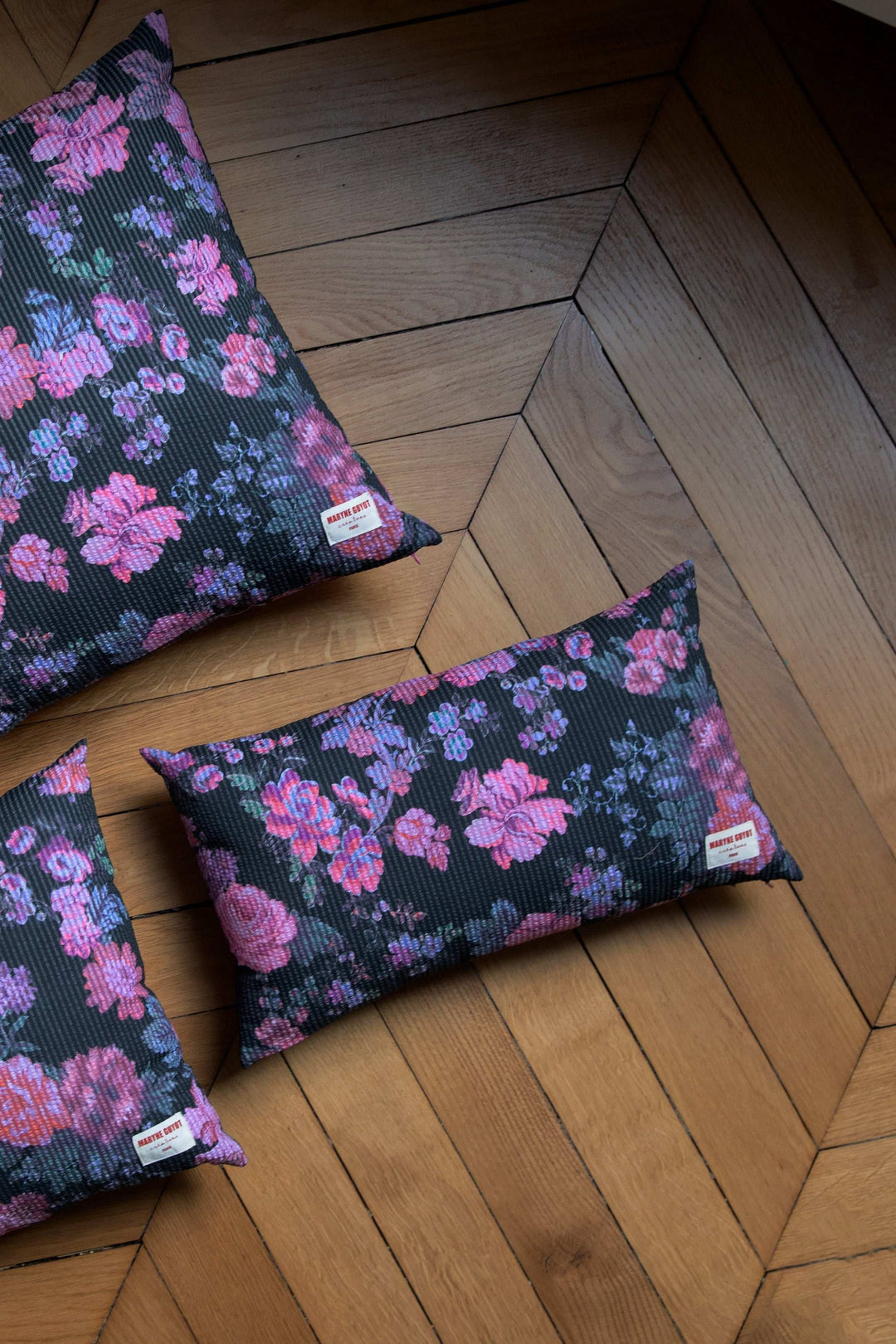 Coussin noir aux fleurs rose - ALMA Coussin Maryne Guyot créations