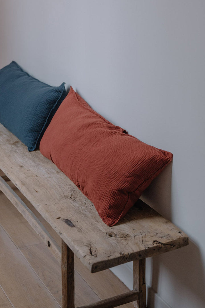 Grand coussin déhoussable en double gaze de coton rouille 45x90cm Coussins Les Pensionnaires