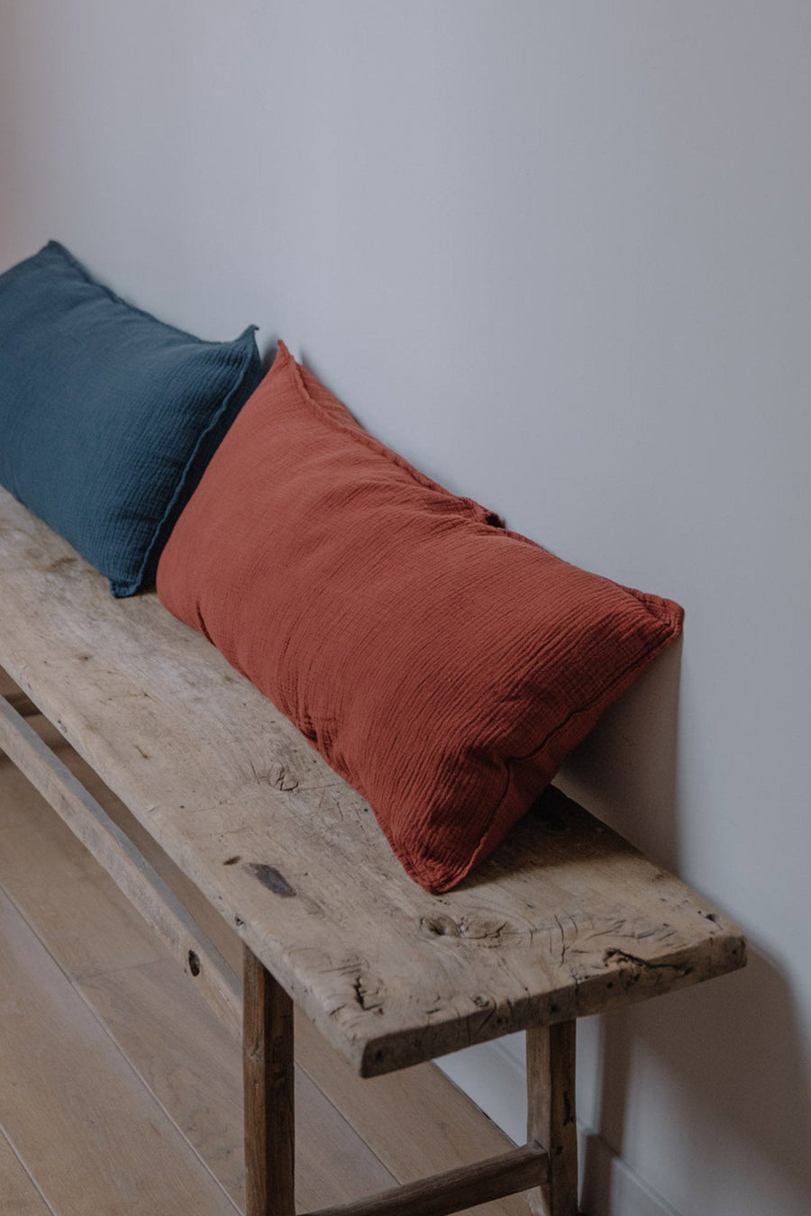 Grand coussin déhoussable en double gaze de coton rouille 45x90cm Coussins Les Pensionnaires