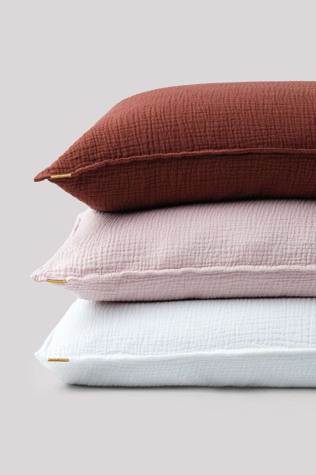 Grand coussin déhoussable en double gaze de coton rouille 45x90cm Coussins Les Pensionnaires