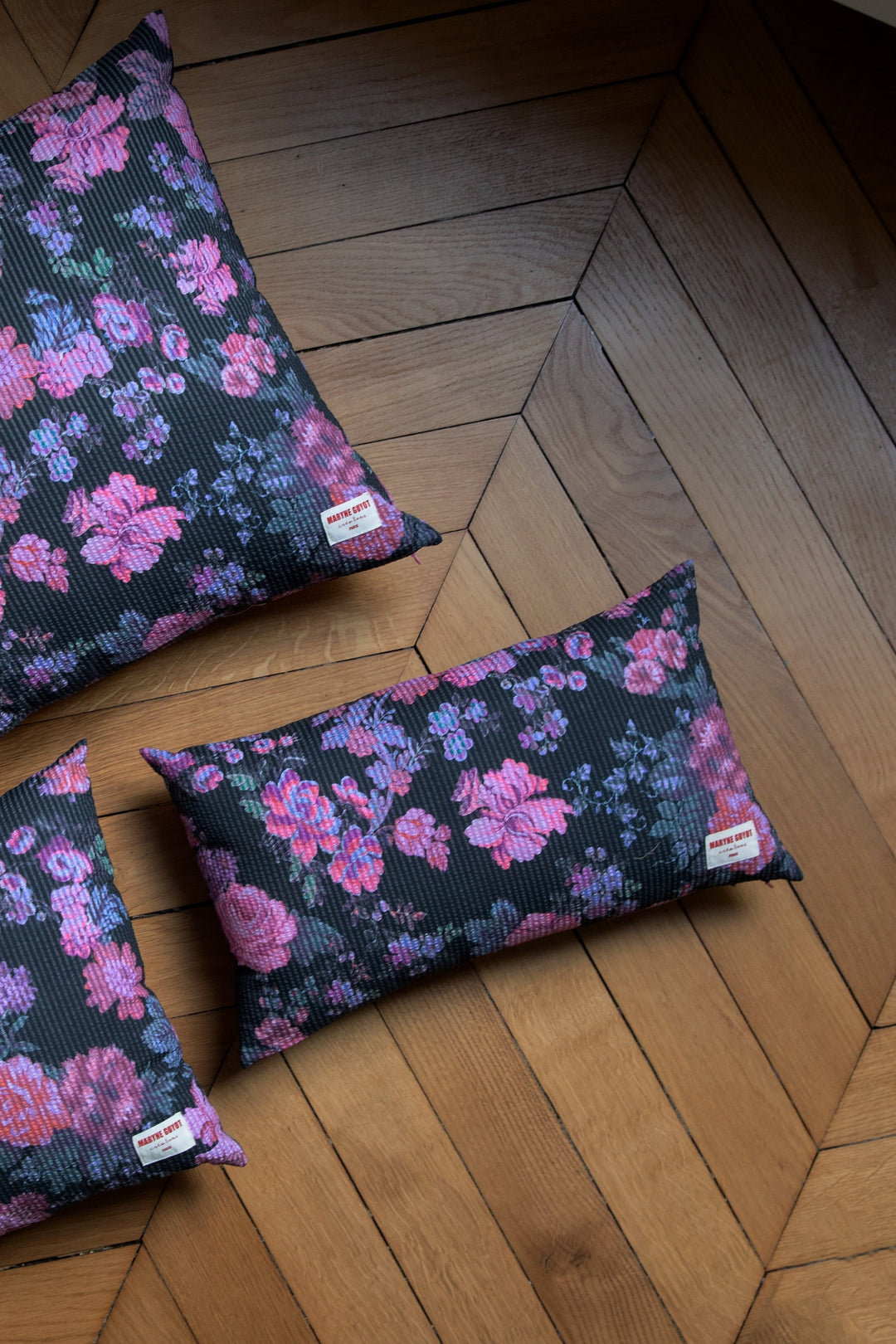 Black cushion with pink flowers - ALMA