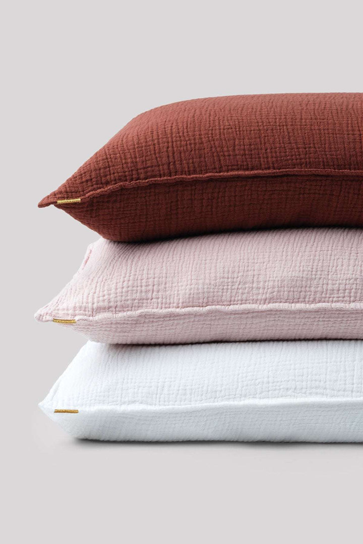 Grand coussin déhoussable en double gaze de coton rose délicat 45x90cm