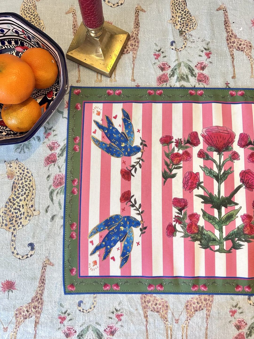 Set de table - Tissu anti-taches - Motifs poésie et fleurs - Fond rayé blanc et rose