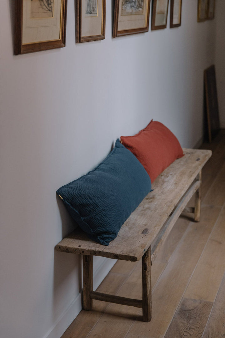 Grand coussin déhoussable en double gaze de coton bleu orage 45x90cm Coussins Les Pensionnaires