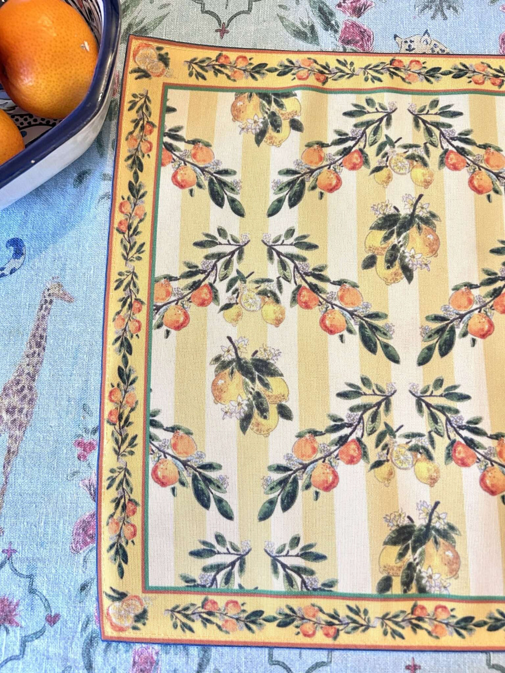 Set de table - Tissu anti-taches - Motifs oranges et citrons - Fond rayé jaune et curry