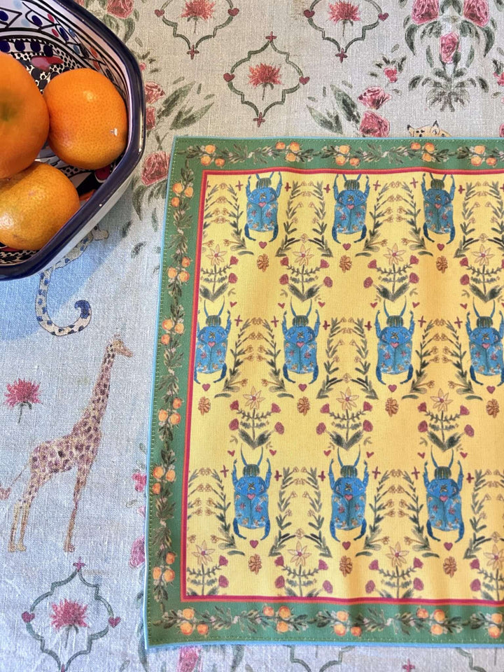 Set de table - Tissu anti-taches - Motifs scarabées et fleurs - Fond jaune