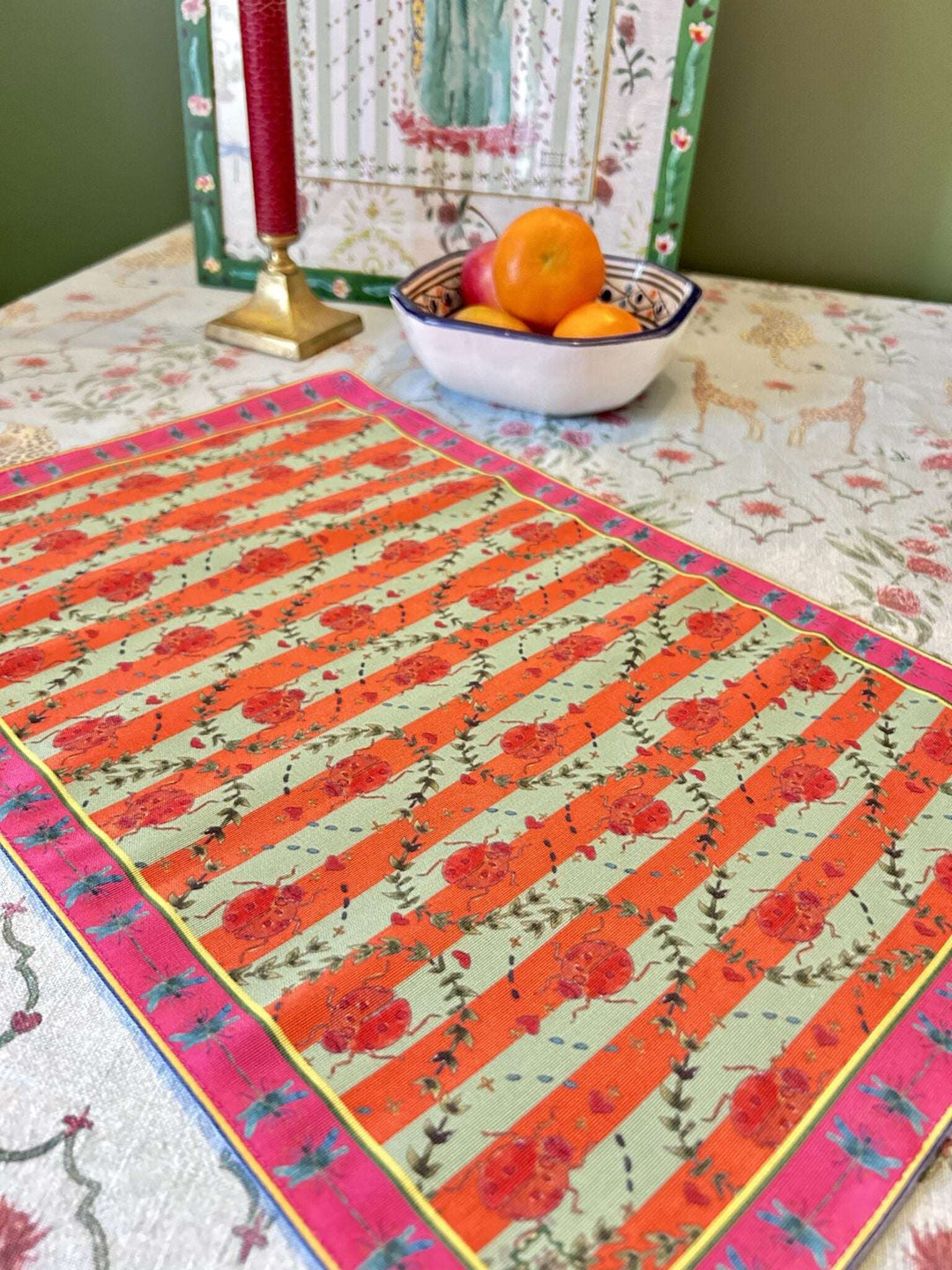 Set de table - Tissu anti-taches - Motifs coccinelles - Fond rayé orange et vert