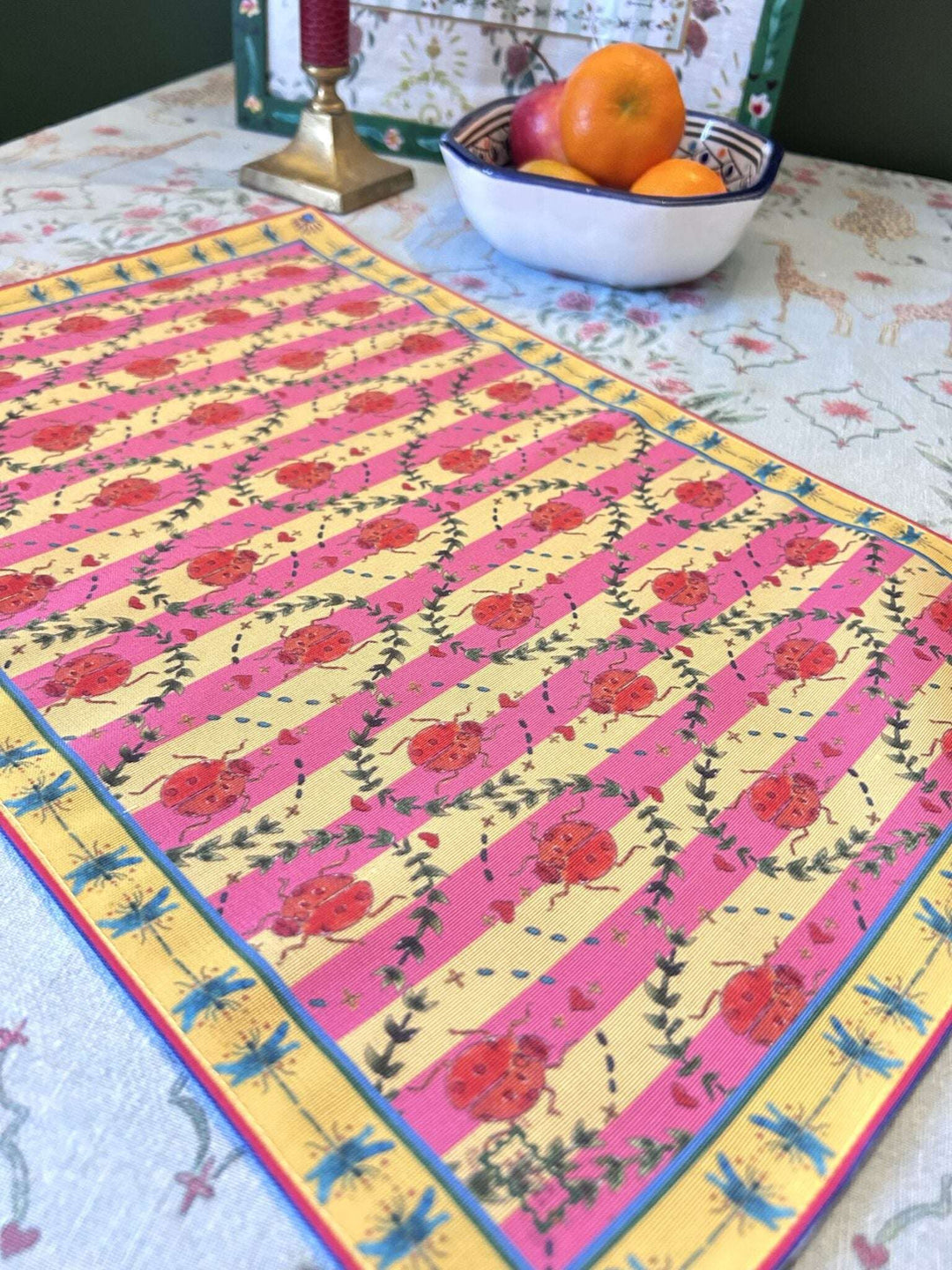 Set de table - Tissu anti-taches - Motifs coccinelles - Fond rayé rose et jaune