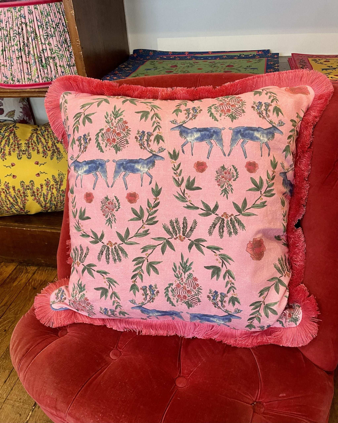 Housse de coussin mat - Rennes et fleurs - Fond rose - Marabout rose Housses de coussins Maison Datcha