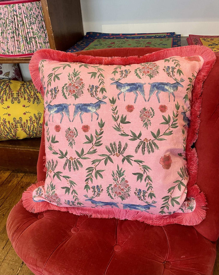 Housse de coussin mat - Rennes et fleurs - Fond rose - Marabout rose Housses de coussins Maison Datcha