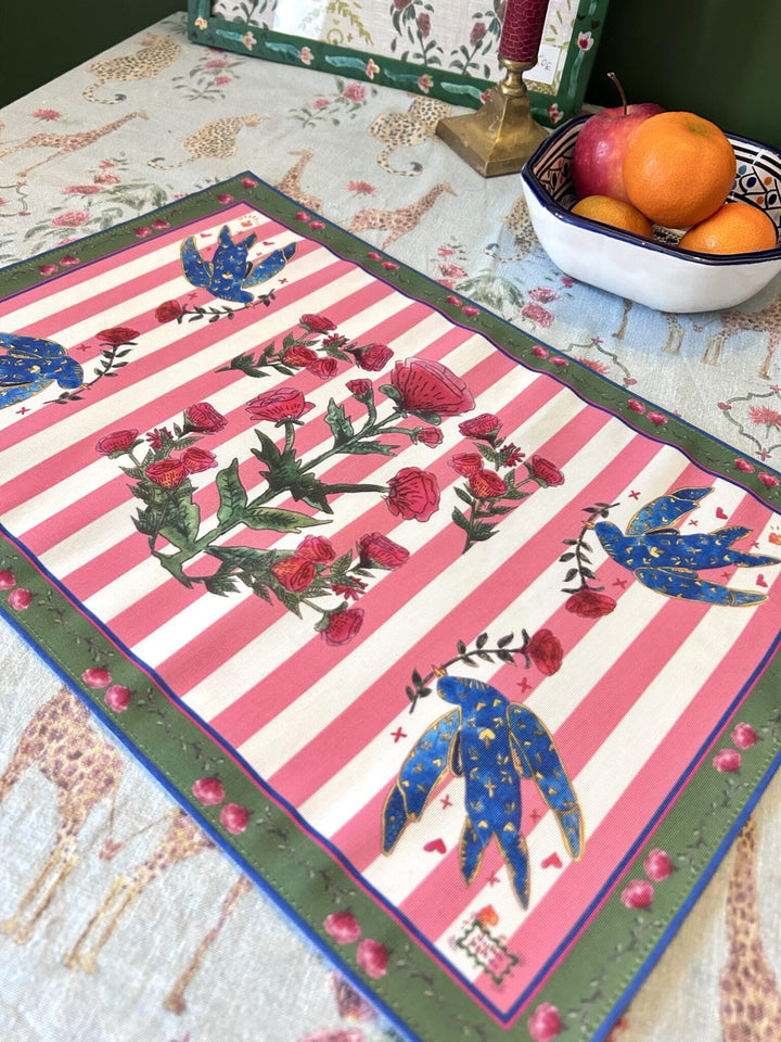 Set de table - Tissu anti-taches - Motifs poésie et fleurs - Fond rayé blanc et rose