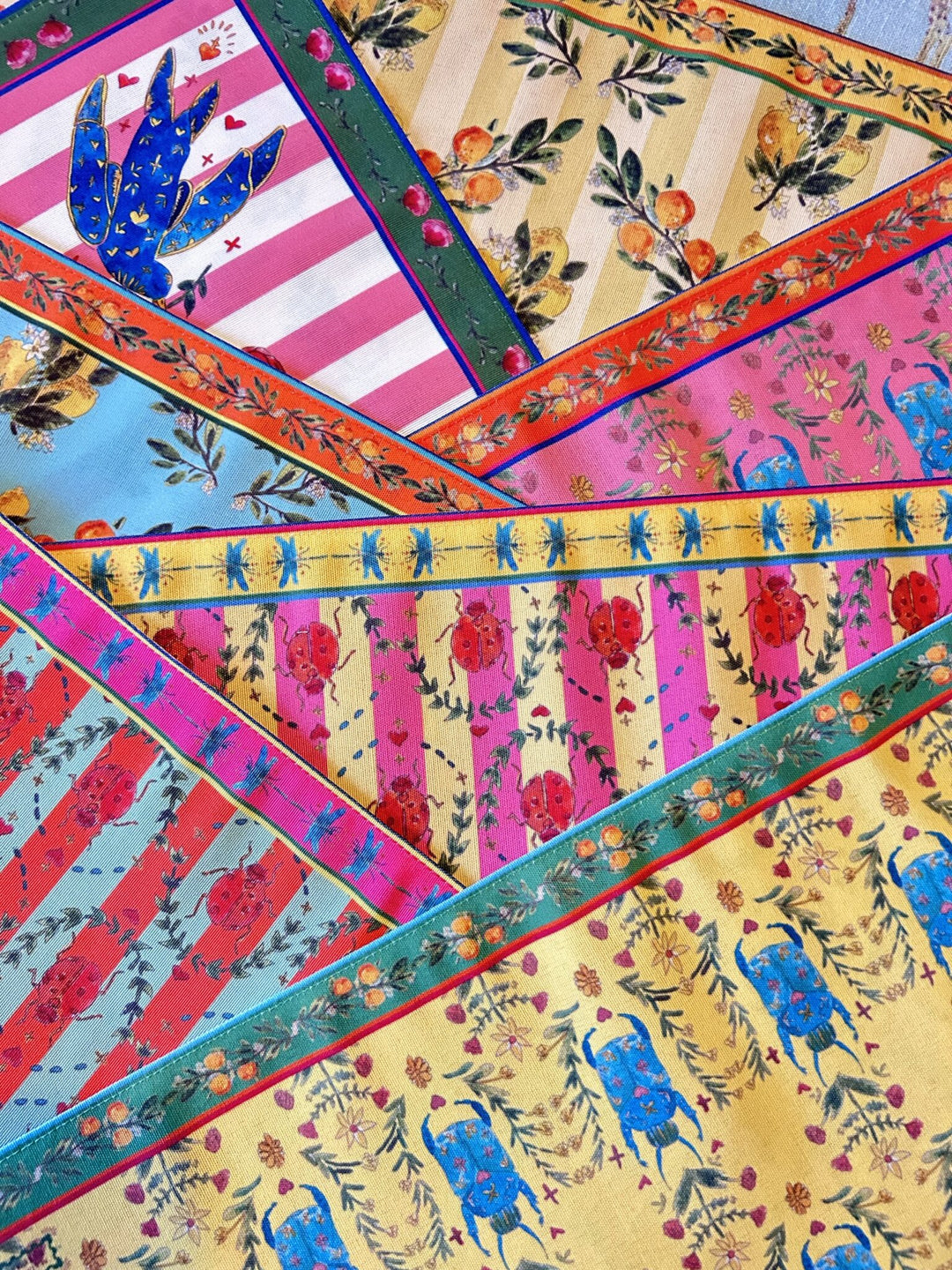 Set de table - Tissu anti-taches - Motifs scarabées et fleurs - Fond rose