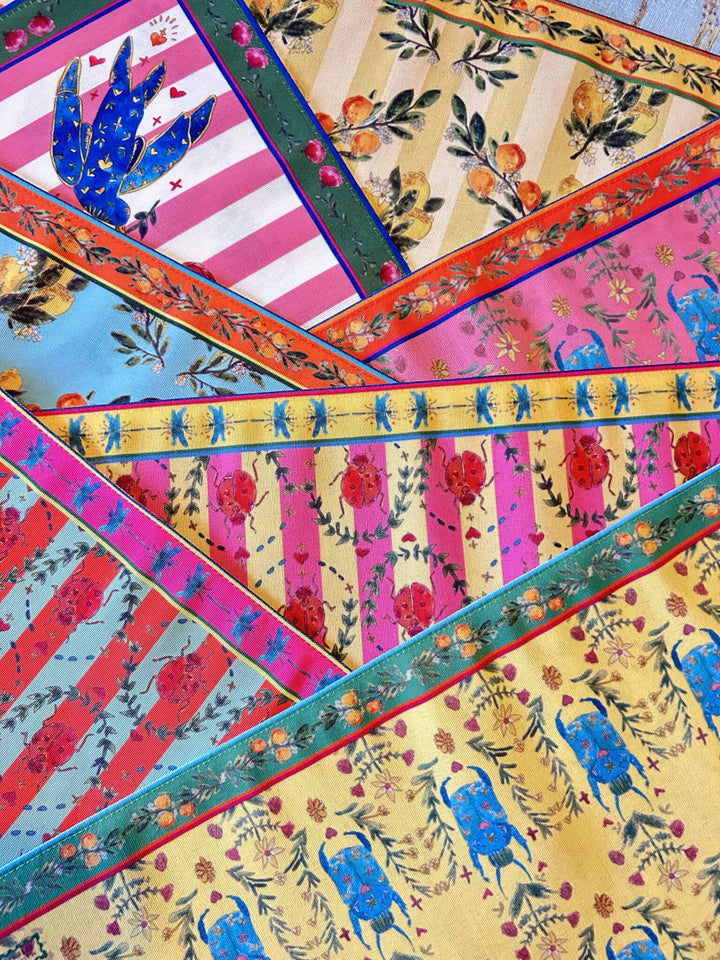 Set de table - Tissu anti-taches - Motifs coccinelles - Fond rayé rose et jaune