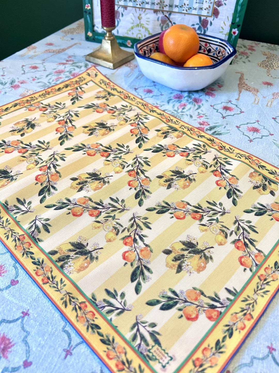 Set de table - Tissu anti-taches - Motifs oranges et citrons - Fond rayé jaune et curry